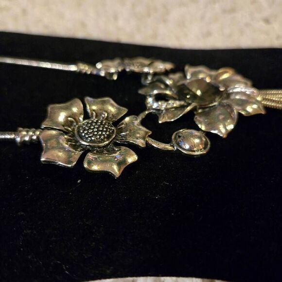 NWOT Flower Rhinestone Statement Necklace Silver - Picture 5 of 7